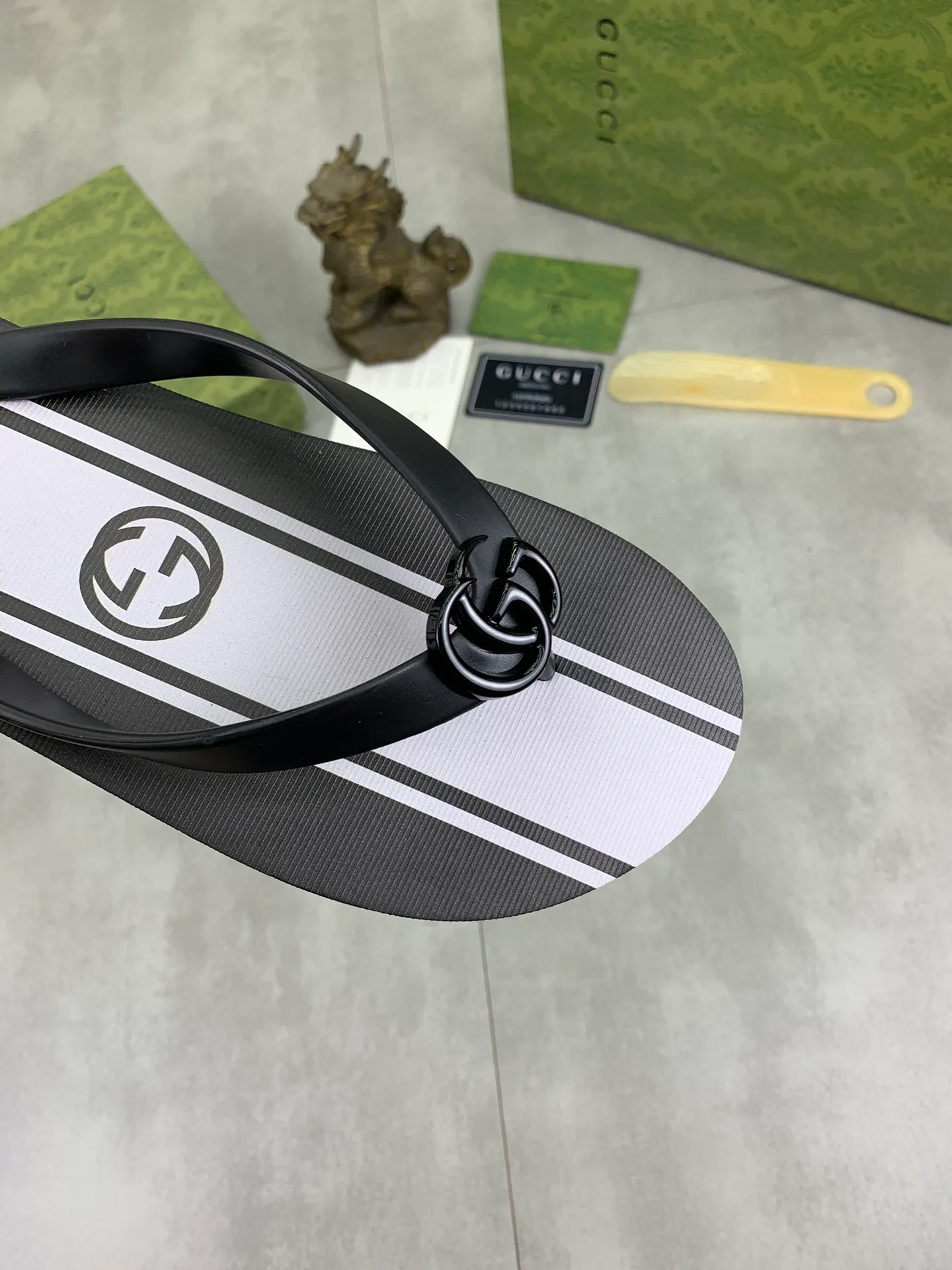 Men's men's shoes 💰P220💰【New style】🆘【GUCCI】Official website's popular Gucci adult couple 🧑‍🤝‍🧑 style, children's flip-flops are on sale at the counter simultaneously! Original fabric imported from Italy. Original bottom provided by the original factory. Size: Adult 36-45. Children’s size: 30-37. Multiple colors available.